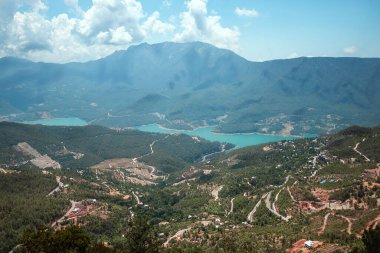 Mavi gökyüzünün arka planındaki dağlar, güzel manzaralar, tatil, dinlenme