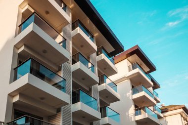 Modern otellerin güzel manzarası, cam balkonlar, beyaz cepheler. Onlar, patika, güzel oteller.