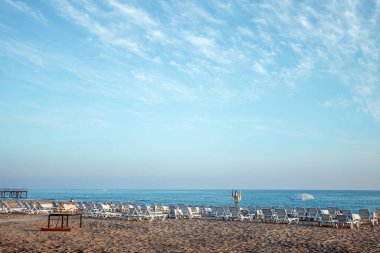 Güzel sahil, deniz manzarası. Bu sabah boş bir sahilde, deniz kenarında tatiller, tatil zamanı.