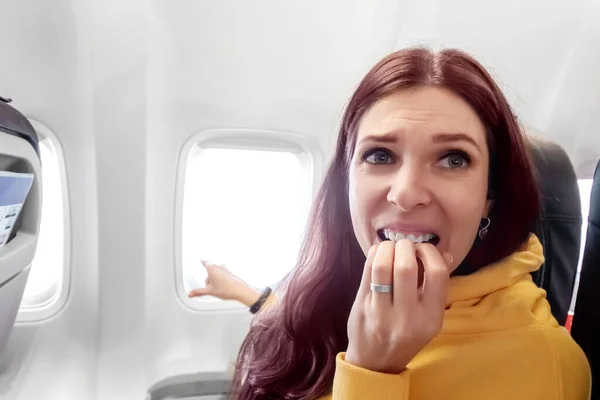 Κορίτσι Φοβάται Πετάξει Αεροπλάνο Ξεπλένει Δαγκώνει Δάχτυλα Έννοια Του Ταξιδιού — Φωτογραφία Αρχείου