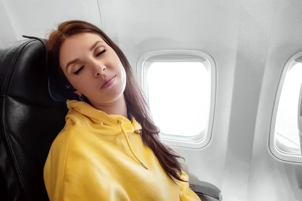 Hermosa Chica Duerme Mientras Vuela Avión Concepto Viaje Vuelo — Foto de Stock