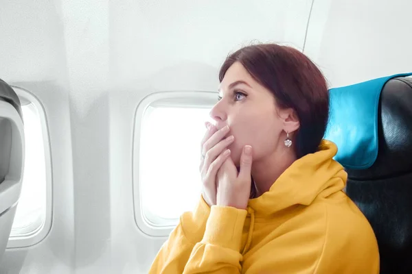 Κορίτσι Πετάει Στο Αεροπλάνο Φοβάται Έκλεισε Στόμα Του Χέρια Του — Φωτογραφία Αρχείου