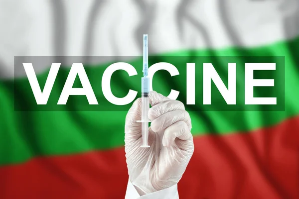 在保加利亚国旗的背景下 一个注射器 手里拿着疫苗 Covid Corona Virus Immune Protection Treatment Ncov — 图库照片
