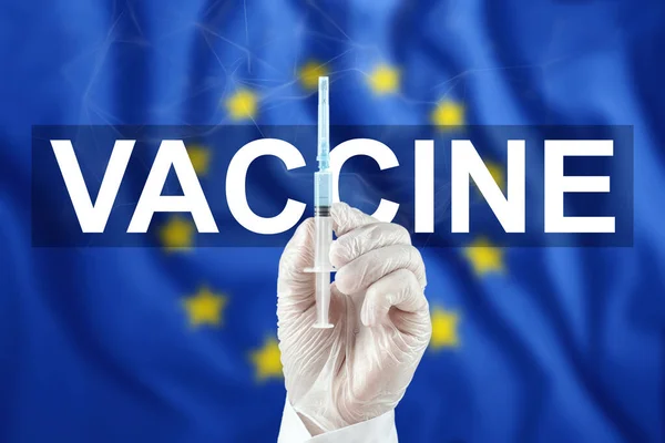 在欧盟旗帜的背景下 医生手里拿着疫苗的注射器 Covid Corona Virus Immune Protection Treatment Ncov Infection — 图库照片