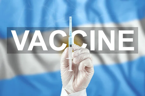 在阿根廷国旗的背景下 一个拿着疫苗的注射器在医生手里 Covid Corona Virus Immune Protection Treatment Ncov Infection — 图库照片