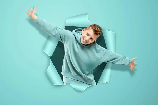 Niño Sobre Fondo Azul Feliz Agitando Sus Manos Golpeando Una — Foto de Stock