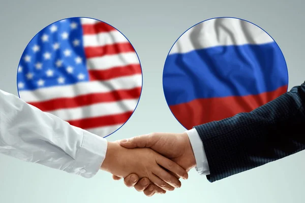Σημαία Αμερικής Και Ρωσίας Έννοια Της Φιλίας Των Λαών Χειραψία — Φωτογραφία Αρχείου
