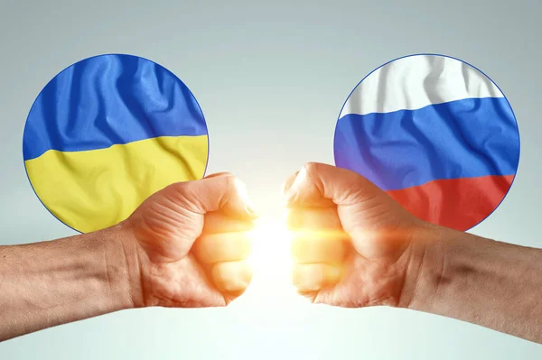 Erkek Eller Yumruklarını Ukrayna Rusya Nın Bayraklarına Karşı Gösteriyor Güç — Stok fotoğraf