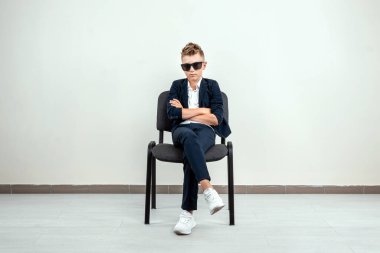Hafif bir geçmişi olan zengin bir çocuk elinde bir tomar para tutuyor. Finansal eğitim, genç milyoner, yatırımlar, krediler, kazançlar, kâr payları. Boşluğu kopyala