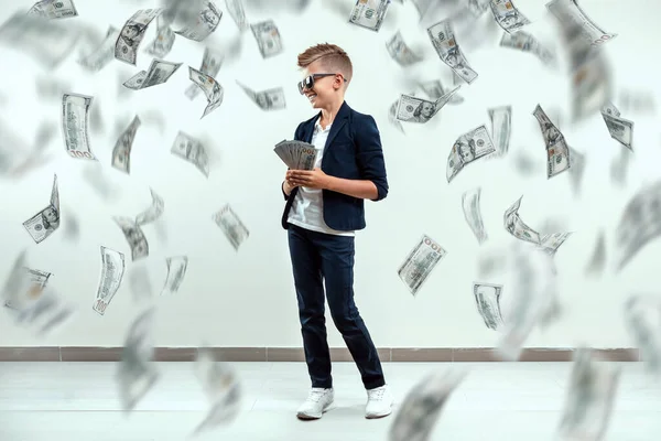 Ένα Χαριτωμένο Πλούσιο Αγόρι Γυαλιά Κατέχει Δολάρια Και Ξέρει Πώς — Φωτογραφία Αρχείου