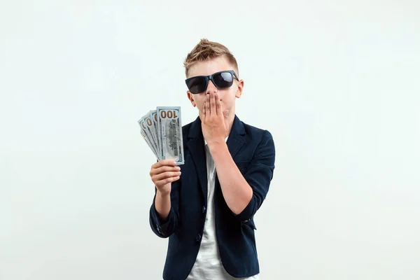 Ένα Πλουσιόπαιδο Ανοιχτόχρωμο Φόντο Κρατάει Ένα Μάτσο Δολάρια Στα Χέρια — Φωτογραφία Αρχείου