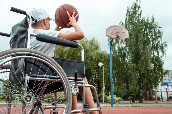 Мальчик Инвалидной Коляске Баскетбольной Площадке Реабилитация Инвалид Парализованный Счастливый Ребенок — стоковое фото