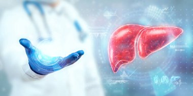 Doktor karaciğer hologramına bakar, sanal arayüzün test sonuçlarını kontrol eder ve verileri analiz eder. Karaciğer hastalığı, bağış, yenilikçi teknolojiler, geleceğin tıbbı.