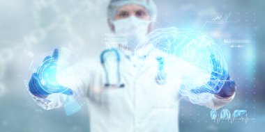 Doktor beyin hologramına bakar, sanal arayüzün test sonuçlarını kontrol eder ve verileri analiz eder. Alzheimer hastalığı, beyin bunaması, yenilikçi teknolojiler, geleceğin tıbbı.