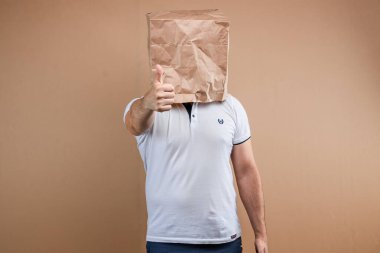 Erkekler kafalarına kese kağıdı geçirip sınıfa gösteriyorlar. Sarı arkaplanda izole et, resimleri her yerde kullanmak kolaydır, boşluğu kopyala