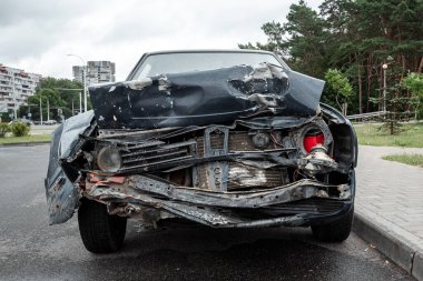 Kırık araba, yakın plan, kazadan sonra çöken kaput.