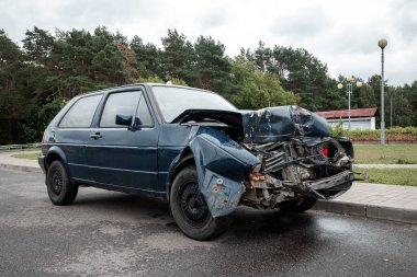 Araba kazadan sonra park edilmiş, kaput kırılmış, yollardaki dikkatsizliğin sonuçları...