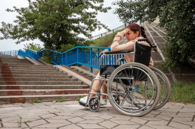 Tekerlekli sandalyede oturan kız sıkıntılarla tek başına yüzleşiyor, depresyonda. Tekerlekli sandalye konsepti, engelli insan, hayat dolu, felçli, engelli insan, sağlık hizmetleri