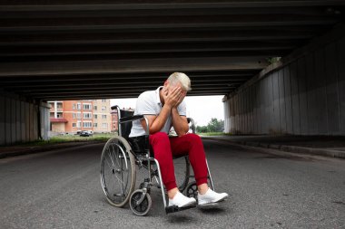 Tekerlekli sandalyede oturan bir adam, tek başına zorluklarla yüzleşir, depresyondadır. Tekerlekli sandalye konsepti, engelli insan, hayat dolu, felçli, engelli insan, sağlık hizmetleri