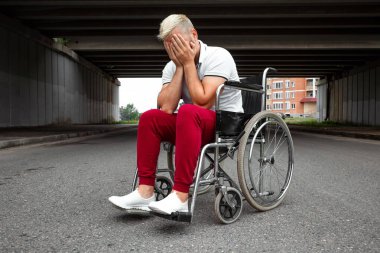 Tekerlekli sandalyede oturan bir adam, tek başına zorluklarla yüzleşir, depresyondadır. Tekerlekli sandalye konsepti, engelli insan, hayat dolu, felçli, engelli insan, sağlık hizmetleri