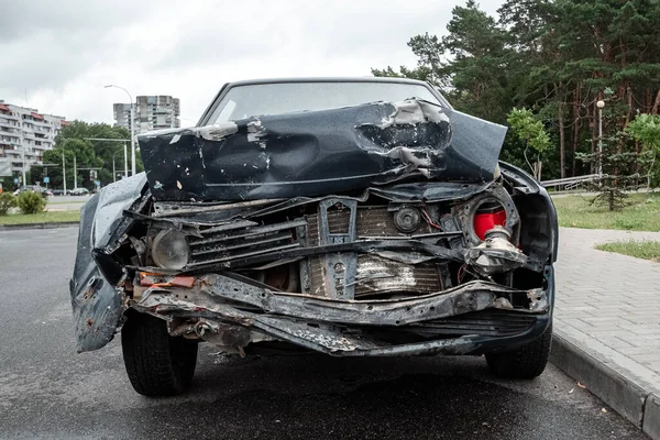 Kırık araba, yakın plan, kazadan sonra çöken kaput.