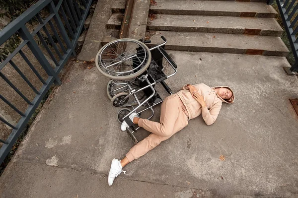 Женщина Инвалид Лежит Земле Рядом Лестницей Возле Инвалидного Кресла Концепция — стоковое фото