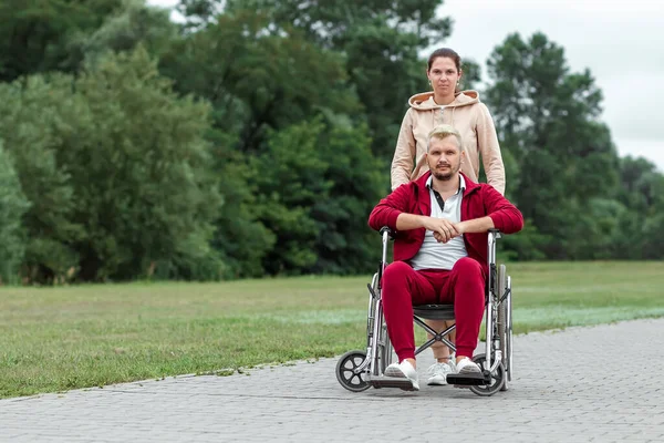 Homme Fauteuil Roulant Avec Une Fille Passe Temps Dans Parc — Photo