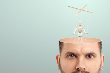 Adamın kafasında, beyin yerine, kukla bir kukladır. Bağımlılık kavramı, köle, kontrollü kişi, can sıkıcı çalışan, katip, ofis planktonu.