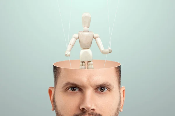 Głowie Mężczyzny Zamiast Mózgu Marionetka Jest Lalką Koncepcja Uzależnienia Niewolnik — Zdjęcie stockowe