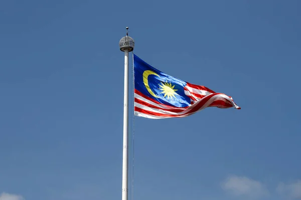 马来西亚国旗在吉隆坡独立广场飘扬的景象 — 图库照片