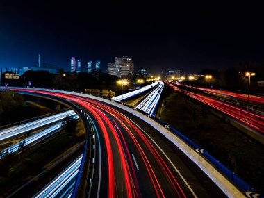 Gece manzarası araba ışıkları ile kesişiyor.