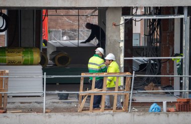 16 Kasım 2020, Madrid, İspanya 'da Covid-19 salgını sırasında maskeli bir grup işçi inşaat işinde çalışıyor.