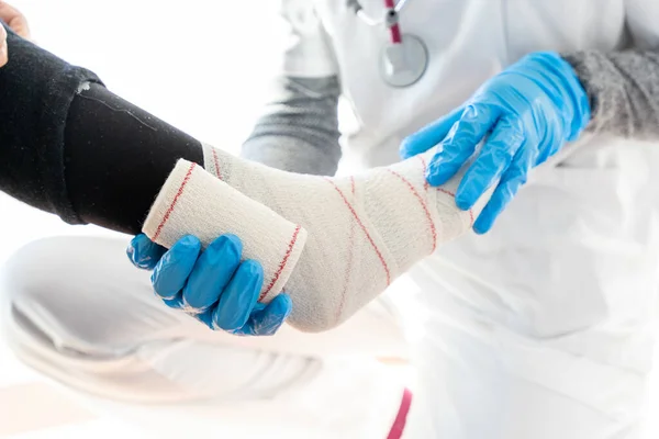 Crop Medic Latex Handschoenen Wikkeling Been Van Onherkenbare Senior Patiënt Stockfoto