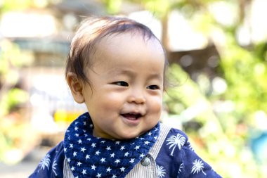 Arka planda izole edilmiş mutlu, güzel bir çocuğun portresi ve kopyalama alanı..