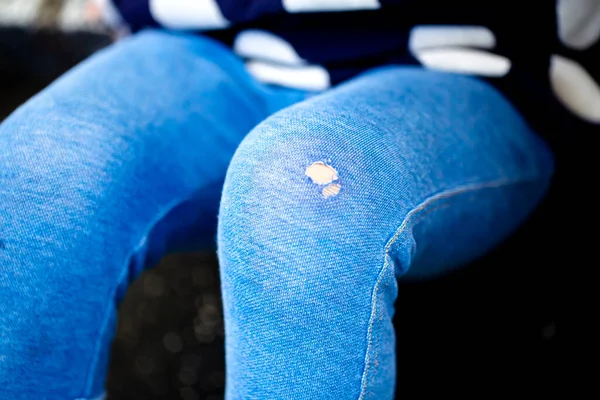 Jeans Azul Com Buracos Sentados Fundo Preto Espaço Cópia — Fotografia de Stock