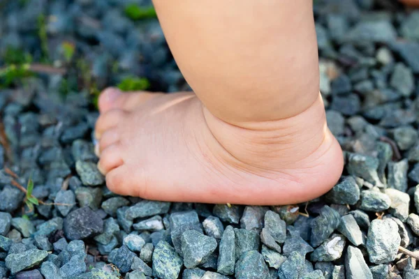 Primo Piano Del Piede Nudo Del Bambino Che Cammina Sulla — Foto Stock