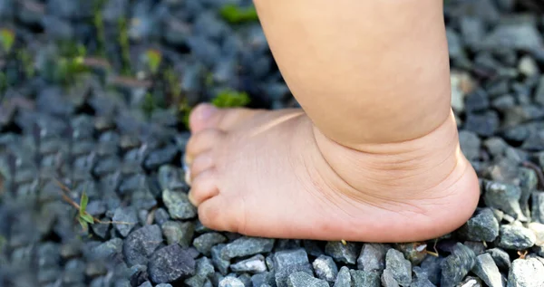 Nahaufnahme Des Einen Nackten Fußes Des Kindes Das Über Kies — Stockfoto