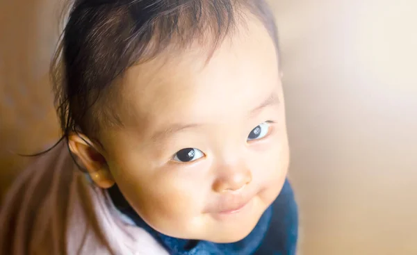 Feliz Bebé Bonito Con Sonrisa Fondo Marrón Copia Space Boy — Foto de Stock