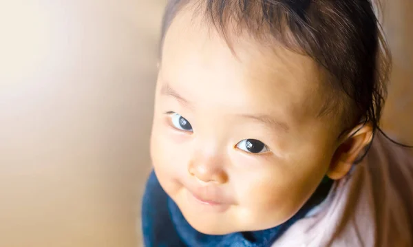Feliz Bebé Bonito Con Sonrisa Fondo Marrón Copia Space Boy —  Fotos de Stock