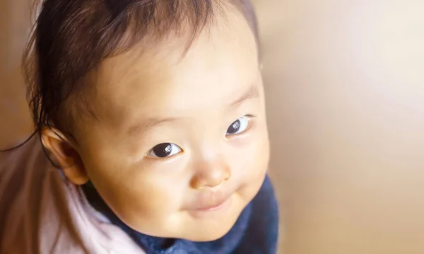 Feliz Bebé Bonito Con Sonrisa Fondo Marrón Copia Space Boy —  Fotos de Stock