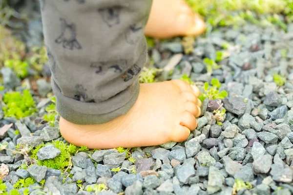 Närbild Den Nakna Foten Barnet Går Över Grus Och Kopiera — Stockfoto