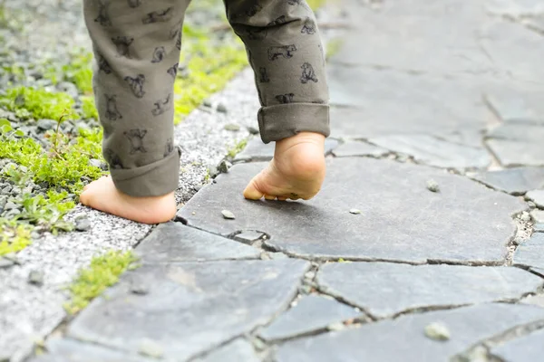 Närbild Den Nakna Foten Barnet Går Stenbeläggning Och Kopiera Utrymme — Stockfoto