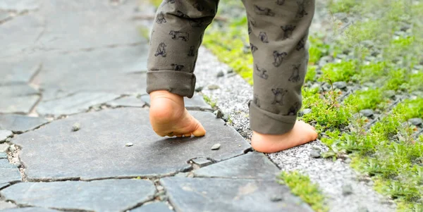 Närbild Den Nakna Foten Barnet Går Stenbeläggning Och Kopiera Utrymme — Stockfoto