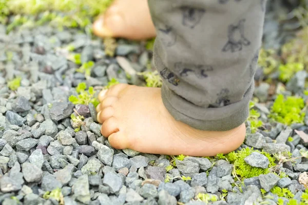 Nahaufnahme Des Nackten Fußes Des Kindes Das Über Kies Geht Stockfoto