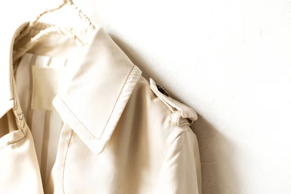 Una Gabardina Beige Aislada Sobre Blanco Cerca — Foto de Stock