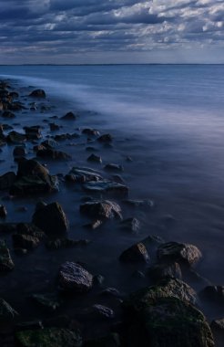 Taşlar ve su dalgaları 