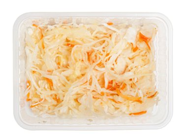 Sulu lahana lahana turşusu çanak üzerinde beyaz arka plan üzerinde izole.