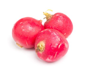 Beyaz arka plan üzerinde izole üç taze turp