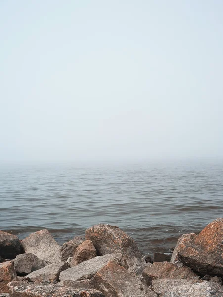 Stenar på dimmigt strand — Stockfoto