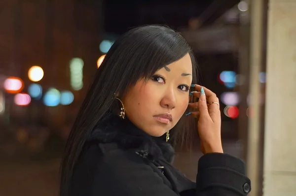 Lonely woman at night outdoors — Stock Photo, Image